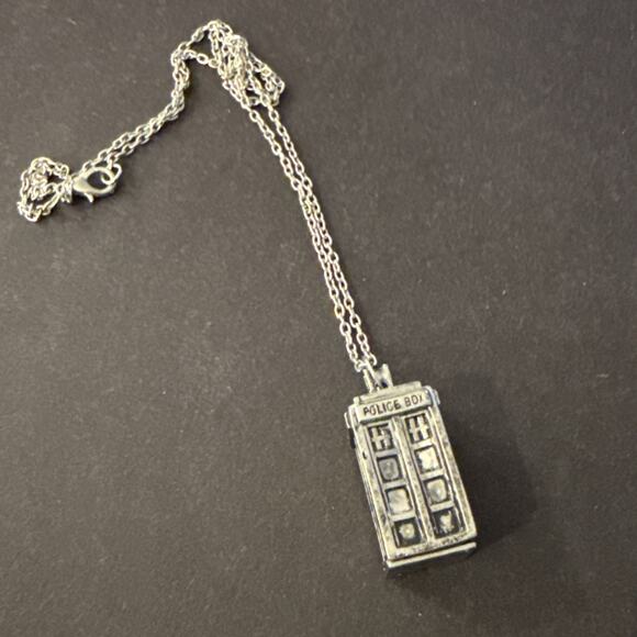 VTG Police Box TARDIS Style Necklace Silver Tone Pendant Dr Who Fan Unmarked - Picture 3 of 4